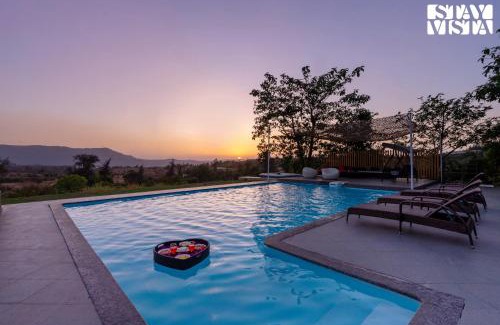Lonavala Villa | StayVista's The Estate - Luxury Living - Kusur - Mountain-View Villa with Private Pool, Outdoor Jacuzzi & Indoor-Outdoor Activities