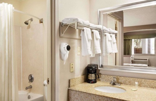 Broadmoor Hotel | Staywell Suites