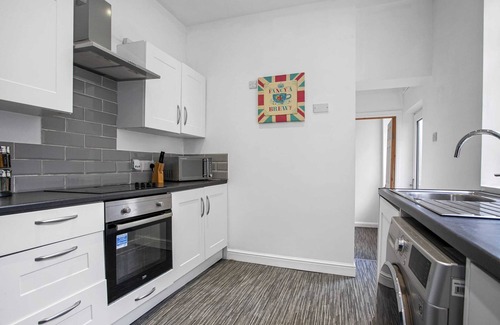 Burslem House | ⭑ Staywhenever LS- 4 Bedroom House | King Size Beds | Sleeps 9 ⭑