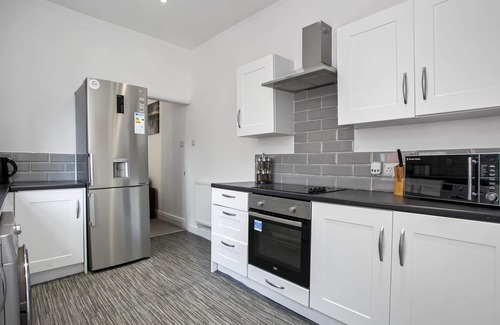 Burslem House | ⭑ Staywhenever LS- 4 Bedroom House | King Size Beds | Sleeps 9 ⭑