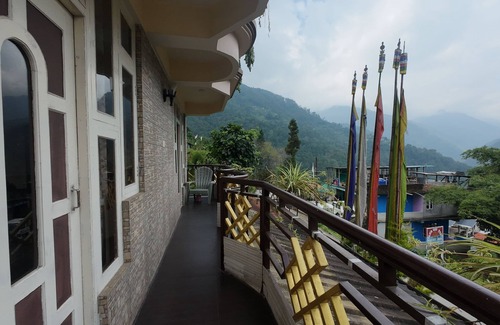 Geyzing House | "StayWithUs: Your Comfort, Our Priority!"