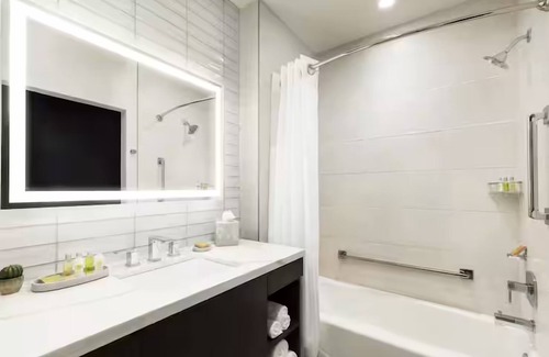 Downtown Tucson Hotel | Std 2 Queens, DoubleTree Tucson, Restaurant & Pool, Near Convention Center