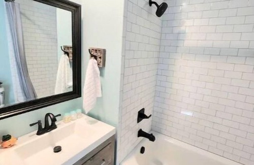 Durant Apartment | Steam Room on the Tracks hot tub