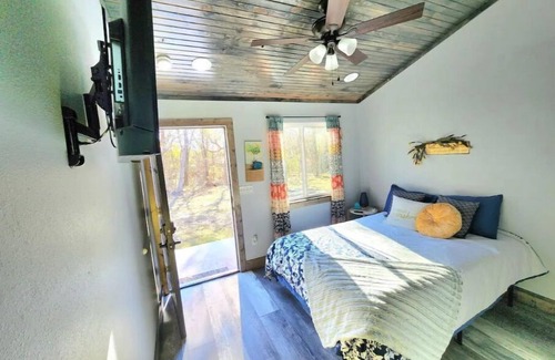 Durant Apartment | Steam Room on the Tracks hot tub