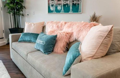 West Edmonton Apartment | Steamy Romantic Greek Corneer Suite King U/G Wifi