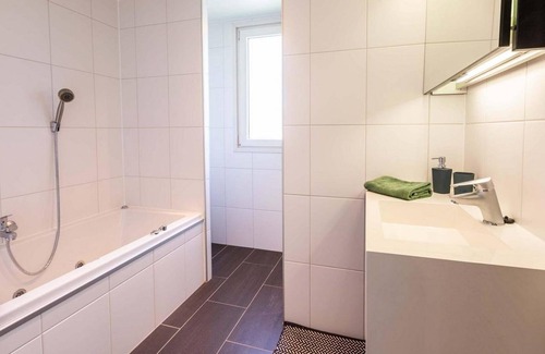 Lageweg Ski Chalet | ✓ Steenhoeve at Parc de IJsselhoeve ✓ Holiday home for 4 persons ✓ Located in Nieuwerkerk aan den IJssel (Zuid-Holland) ✓ Holiday park next to the IJssel ✓ Book directly through the park