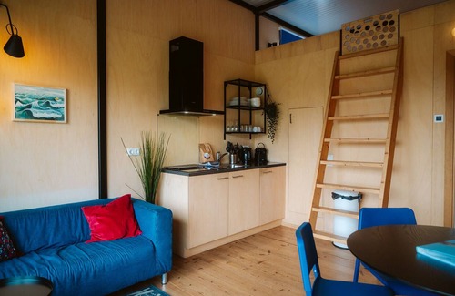 Ouddorp Ski Chalet | Steel and wood give character to this holiday home for four people.