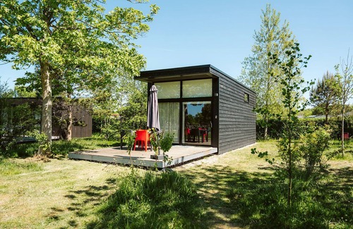 Ouddorp Ski Chalet | Steel and wood give character to this holiday home for four people.