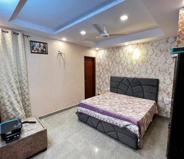 South West Apartment | Stella Homestay- Near Yashobhoomi