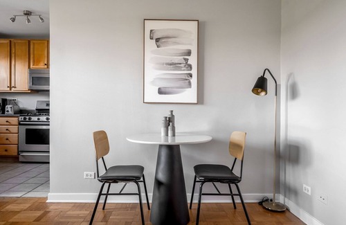 Evanston Apartment | Stellar Evanston 1BR w/Courtyard, nr Beach & University, by Blueground
