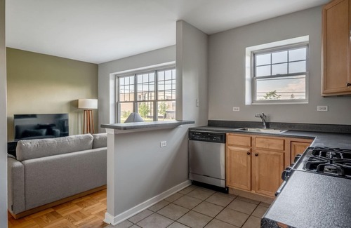 Evanston Apartment | Stellar Evanston 1BR w/Courtyard, nr Beach & University, by Blueground