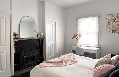 Tumut House | Step Back in Time: Charming 1880 Cottage Retreat for a Nostalgic Staycation!