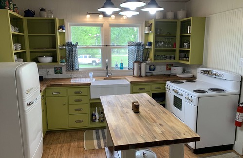 Jamestown Cottage | Step Back in Time Near The Missouri River