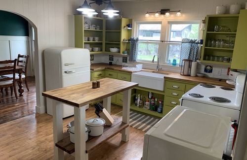 Jamestown Cottage | Step Back in Time Near The Missouri River
