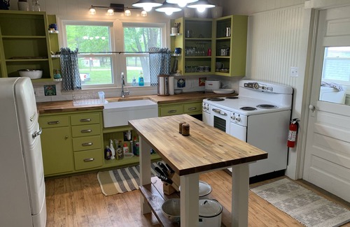 Jamestown Cottage | Step Back in Time Near The Missouri River