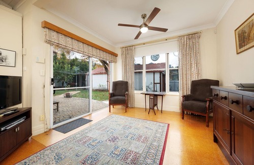 Albury House | Step Back in Time on Dean - Comfortable, central three bedroom home with lots of charm