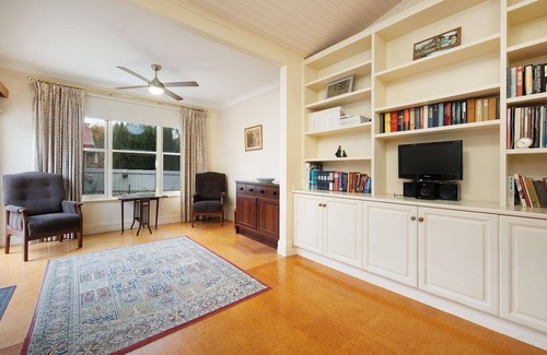Albury House | Step Back in Time on Dean - Comfortable, central three bedroom home with lots of charm