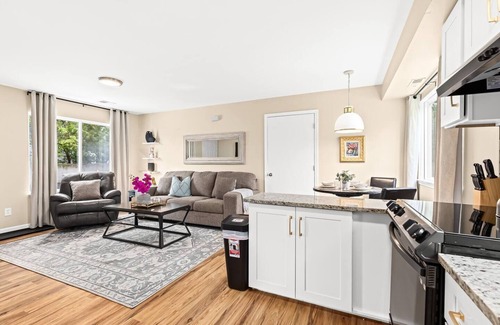 Roseville Apartment | Step-Free 1BR in Roseville | King Bed | End Unit