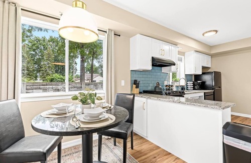 Roseville Apartment | Step-Free 1BR in Roseville | King Bed | End Unit
