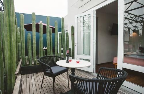 Doctores House | Step into a beautifully preserved historic home in the heart of Roma Norte — one of Mexico City’s most iconic neighborhoods. This 8-bedroom residence blends original charm with modern comfort, featuring private bathrooms, a charming rooftop.