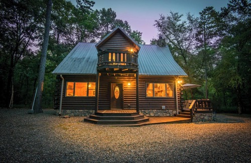 Broken Bow Cabin | Stepping into the Humble and Kind great room, you will be blown away by the wide open living - dining - kitchen floor plan, featuring 20' tall soaring cathedral ceilings, which showcase a gorgeous rock wood-burning fireplace and a huge Smart TV.