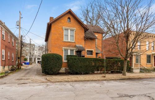 University District House | Steps 2 High ST - BIG Patio - Private parking- OSU
