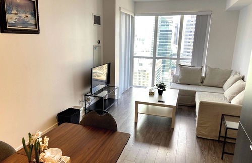 Toronto Entertainment District Apartment | Steps away from CN Tower - Cozy Condo w/Pool and Gym! Perfect Downtown location