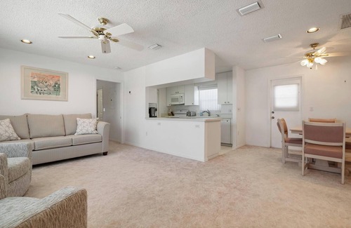 Nokomis Condo | Steps away from private Nokomis Beach!