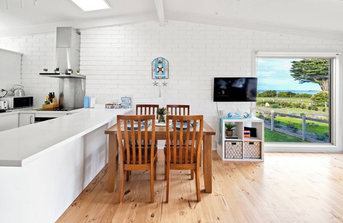Apollo Bay House | Steps away from the beach, walking distance to major attractions