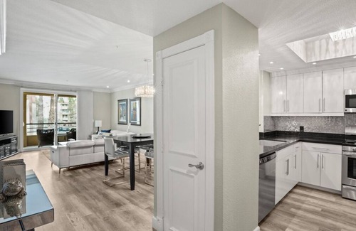 Las Vegas Condo | Steps away from The Fabulous Las Vegas Strip- Sleeps 6, Pool 30 night minimum!