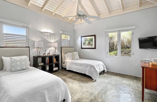 Culebra Bed & Breakfast | Steps away from the property infinity pool overlooking the nearby keys