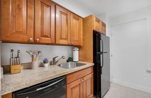 SoHo Apartment | Steps from Bayshore! King suite | Pool | Gym | C