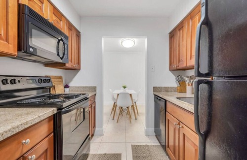 SoHo Apartment | Steps from Bayshore! King suite | Pool | Gym | C