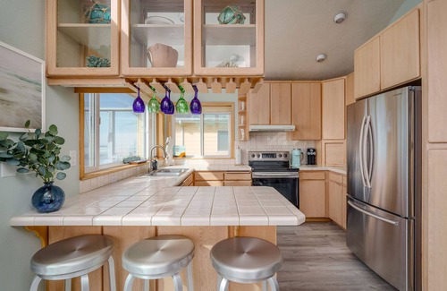 Oregon Coast Cottage | Steps From Beach! BeachView, HotTub