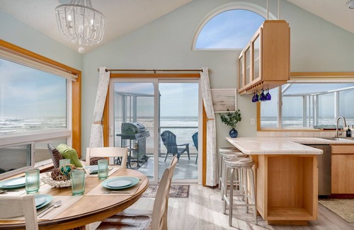 Oregon Coast Cottage | Steps From Beach! BeachView, HotTub