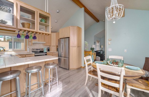 Oregon Coast Cottage | Steps From Beach! BeachView, HotTub