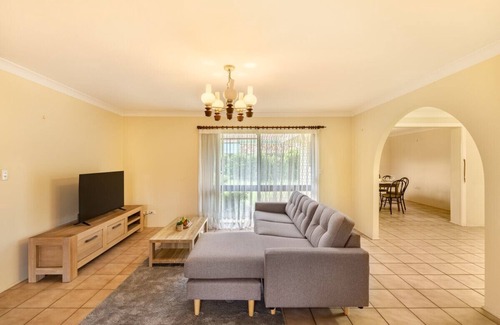 Robertson House | Steps from Mall! Super Convenient 3BR Cozy House