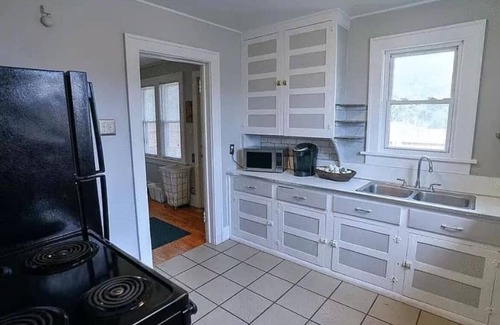 Roseland House | Steps from Notre Dame, complete with workout studio and hot tub for your use!