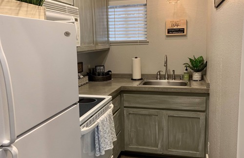 Murphys Cottage | *Steps From the Heart of Downtown Murphys* The Hillbilly Hideaway