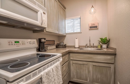 Murphys Cottage | *Steps From the Heart of Downtown Murphys* The Hillbilly Hideaway