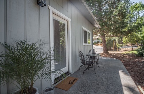 Murphys Cottage | *Steps From the Heart of Downtown Murphys* The Hillbilly Hideaway