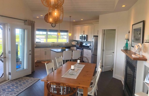 Darnley House | Steps from Thunder Cove Beach!