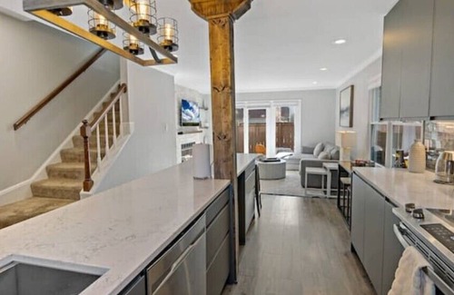 Virginia Square House | Steps to All Attractions