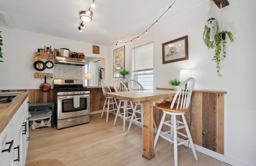 Hampton House | Steps to Beach | AC | Updated Kitchen |Pat's Porch