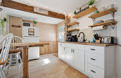 Hampton House | Steps to Beach | AC | Updated Kitchen |Pat's Porch
