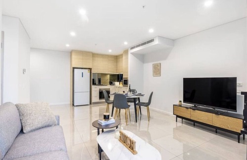 Surfers Paradise Apartment | Steps to beach and cafes w/Pool Gym & Sona Room