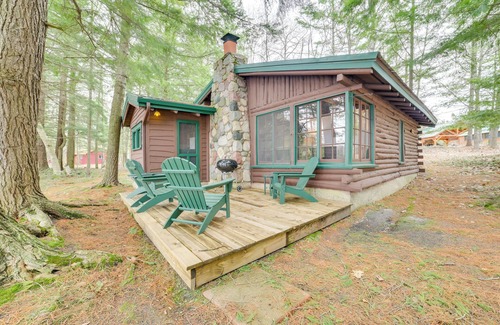 Levering Cabin | Steps to Beach: Lake Cabin Retreat in Levering!