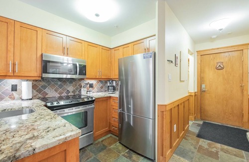 Upper Village Condo | Steps to Blackcomb | Free Parking | Hot tub