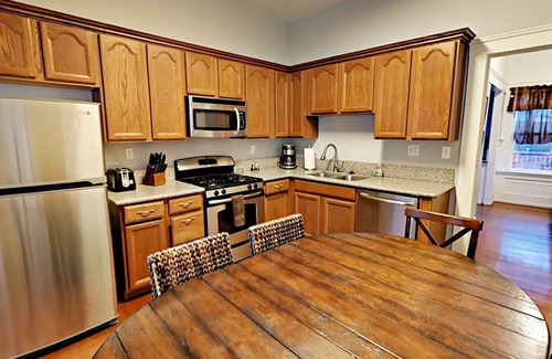 Golden Hill House | Steps to Broadway! Near Downtown, Zoo, Coronado, The Midway, SD BAY, NEW Jacuzzi, BBQ!