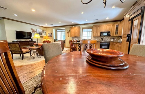 Mammoth Lakes Cabin | Steps to Canyon Lifts&Shuttle Hottub/Sauna/Garage